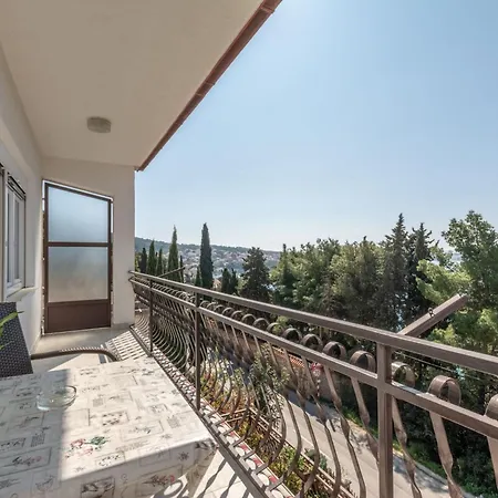 Charming With Balcony - Comfort One Bedroom Apartment *