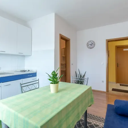 Charming With Balcony - Comfort One Bedroom *