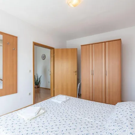 Charming With Balcony - Comfort One Bedroom Apartment *
