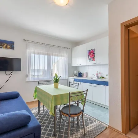 Charming With Balcony - Comfort One Bedroom *