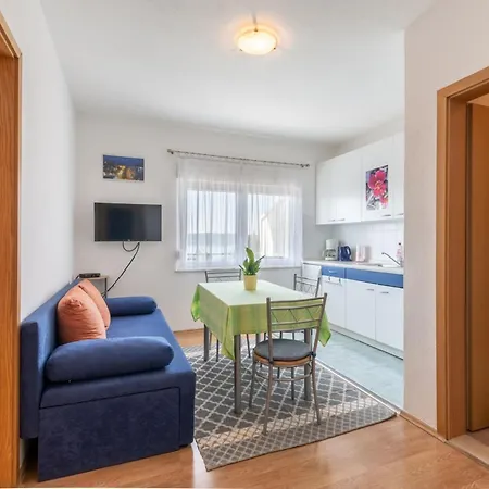 Charming With Balcony - Comfort One Bedroom 트로기르