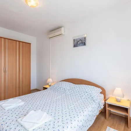 Charming With Balcony - Comfort One Bedroom 트로기르